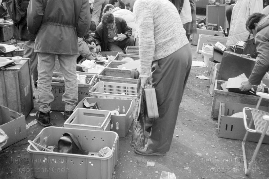Berlin. Tiergarten. Beim Potsdamer Platz. Flohmarkt: Krempelmarkt
Dezember 1989. Berlin. Mitte. Tiergarten. Beim Potsdamer Platz. Flohmarkt: Krempelmarkt
Schlüsselwörter: Berlin;Deutschland;Flohmarkt;Germany;Krempelmarkt;Potsdamer Platz;1989;Tiergarten