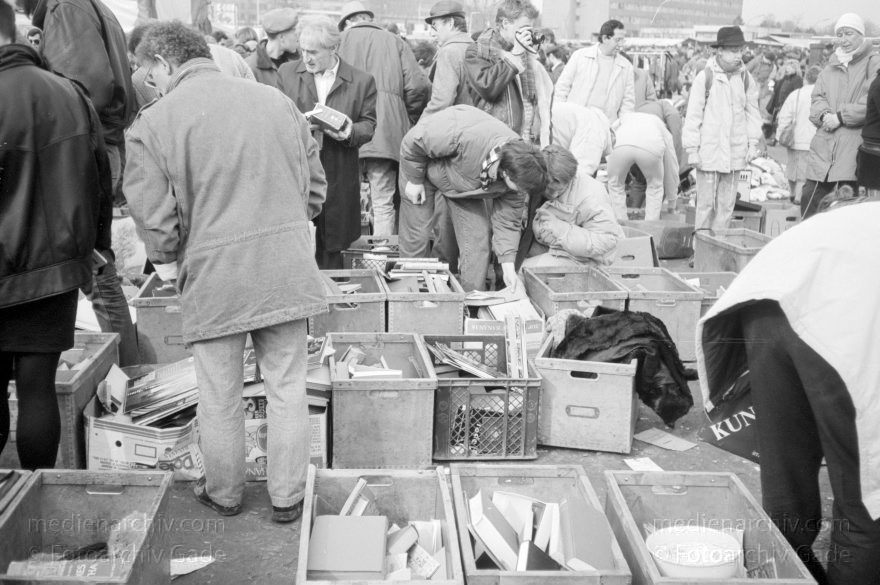 Berlin. Tiergarten. Beim Potsdamer Platz. Flohmarkt: Krempelmarkt
Dezember 1989. Berlin. Mitte. Tiergarten. Beim Potsdamer Platz. Flohmarkt: Krempelmarkt
Schlüsselwörter: Berlin;Deutschland;Flohmarkt;Germany;Krempelmarkt;Potsdamer Platz;1989;Tiergarten
