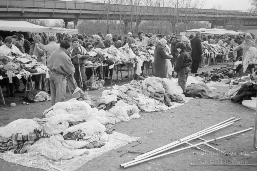 Berlin. Tiergarten. Beim Potsdamer Platz. Flohmarkt: Krempelmarkt
Dezember 1989. Berlin. Mitte. Tiergarten. Beim Potsdamer Platz. Flohmarkt: Krempelmarkt
Schlüsselwörter: Berlin;Deutschland;Flohmarkt;Germany;Krempelmarkt;Potsdamer Platz;1989;Tiergarten