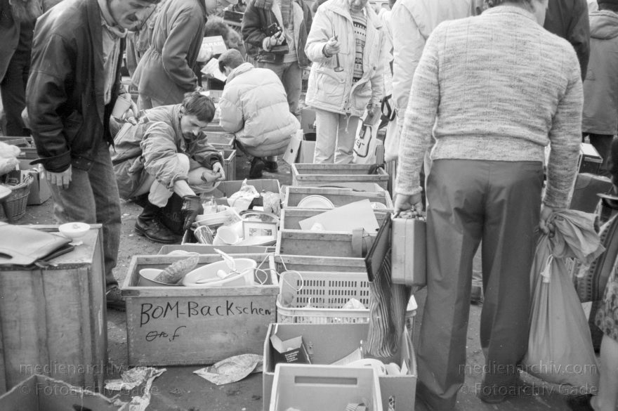 Berlin. Tiergarten. Beim Potsdamer Platz. Flohmarkt: Krempelmarkt
Dezember 1989. Berlin. Mitte. Tiergarten. Beim Potsdamer Platz. Flohmarkt: Krempelmarkt
Schlüsselwörter: Berlin;Deutschland;Flohmarkt;Germany;Krempelmarkt;Potsdamer Platz;1989;Tiergarten