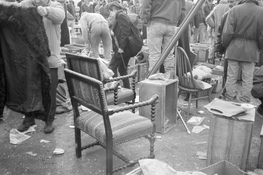 Berlin. Tiergarten. Beim Potsdamer Platz. Flohmarkt: Krempelmarkt
Dezember 1989. Berlin. Mitte. Tiergarten. Beim Potsdamer Platz. Flohmarkt: Krempelmarkt
Schlüsselwörter: Berlin;Deutschland;Flohmarkt;Germany;Krempelmarkt;Potsdamer Platz;1989;Tiergarten