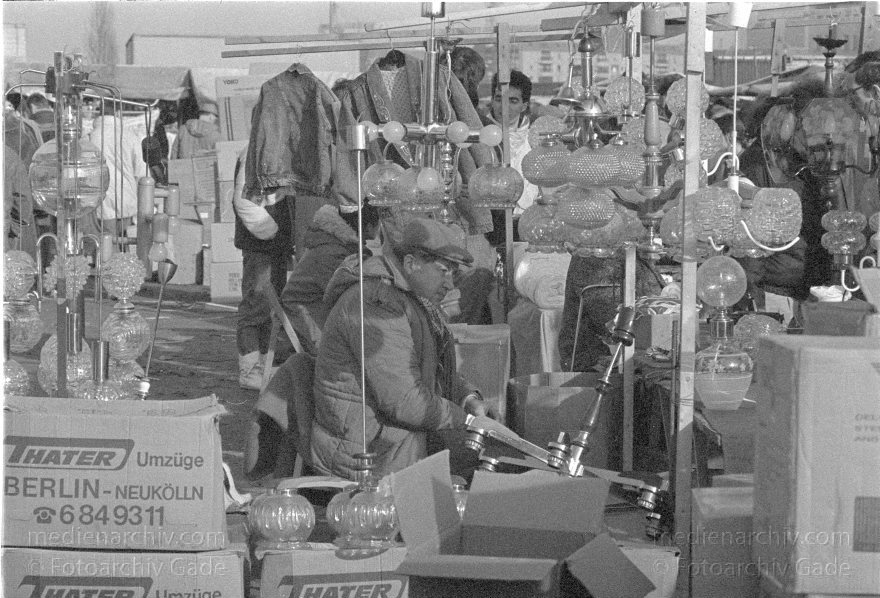 Berlin. Potsdamer Platz. Krempelmarkt. Flohmarkt
Februar 1990. Berlin. Mitte. Tiergarten. Potsdamer Platz. Krempelmarkt. Flohmarkt
Schlüsselwörter: Berlin;Deutschland;Flohmarkt;Germany;Krempelmarkt;Potsdamer Platz;1990;Tiergarten