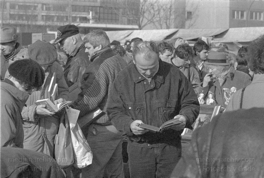 Berlin. Potsdamer Platz. Krempelmarkt. Flohmarkt
Februar 1990. Berlin. Mitte. Tiergarten. Potsdamer Platz. Krempelmarkt. Flohmarkt
Schlüsselwörter: Berlin;Deutschland;Flohmarkt;Germany;Krempelmarkt;Potsdamer Platz;1990;Tiergarten