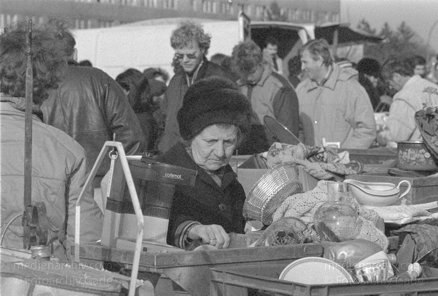 Berlin. Potsdamer Platz. Krempelmarkt. Flohmarkt
Februar 1990. Berlin. Mitte. Tiergarten. Potsdamer Platz. Krempelmarkt. Flohmarkt
Schlüsselwörter: Berlin;Deutschland;Flohmarkt;Germany;Krempelmarkt;Potsdamer Platz;1990;Tiergarten