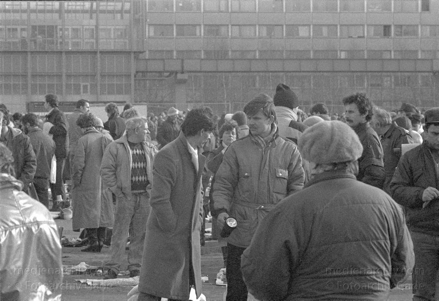 Berlin. Potsdamer Platz. Krempelmarkt. Flohmarkt
Februar 1990. Berlin. Mitte. Tiergarten. Potsdamer Platz. Krempelmarkt. Flohmarkt
Schlüsselwörter: Berlin;Deutschland;Flohmarkt;Germany;Krempelmarkt;Potsdamer Platz;1990;Tiergarten
