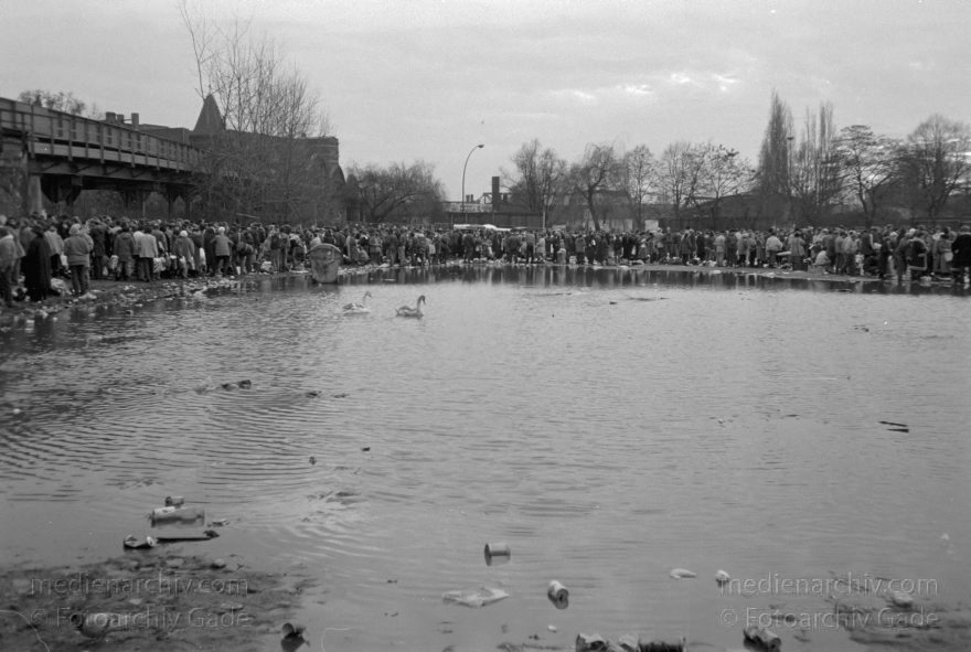 Berlin. Nähe Potsdamer Platz. Flohmarkt. Hier handeln viele Polen und Russen mit Billigwaren.
Februar 1990. Berlin. Nähe Potsdamer Platz. Flohmarkt. Hier handeln viele Polen und Russen mit Billigwaren.
Schlüsselwörter: Berlin;Deutschland;Flohmarkt;Germany;Krempelmarkt;Polen;Potsdamer Platz;1990;Tiergarten