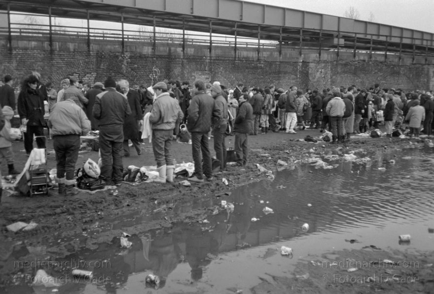 Berlin. Nähe Potsdamer Platz. Flohmarkt. Hier handeln viele Polen und Russen mit Billigwaren.
Februar 1990. Berlin. Nähe Potsdamer Platz. Flohmarkt. Hier handeln viele Polen und Russen mit Billigwaren.
Schlüsselwörter: Berlin;Deutschland;Flohmarkt;Germany;Krempelmarkt;Polen;Potsdamer Platz;1990;Tiergarten