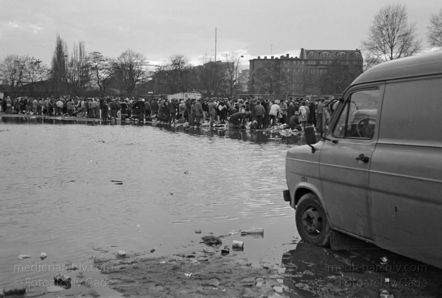 Berlin. Nähe Potsdamer Platz. Flohmarkt. Hier handeln viele Polen und Russen mit Billigwaren.
Februar 1990. Berlin. Nähe Potsdamer Platz. Flohmarkt. Hier handeln viele Polen und Russen mit Billigwaren.
Schlüsselwörter: Berlin;Deutschland;Flohmarkt;Germany;Krempelmarkt;Polen;Potsdamer Platz;1990;Tiergarten