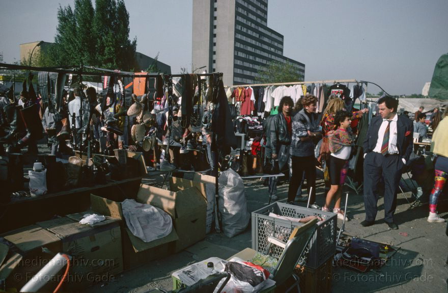 Berlin. Tiergarten. Krempelmarkt am Potsdamer Platz. Großer Flohmarkt
1991. Berlin. Mitte. Tiergarten. Krempelmarkt am Potsdamer Platz. Großer Flohmarkt
Schlüsselwörter: Berlin;Deutschland;Flohmarkt;Germany;Krempelmarkt;Potsdamer Platz;1991;Tiergarten