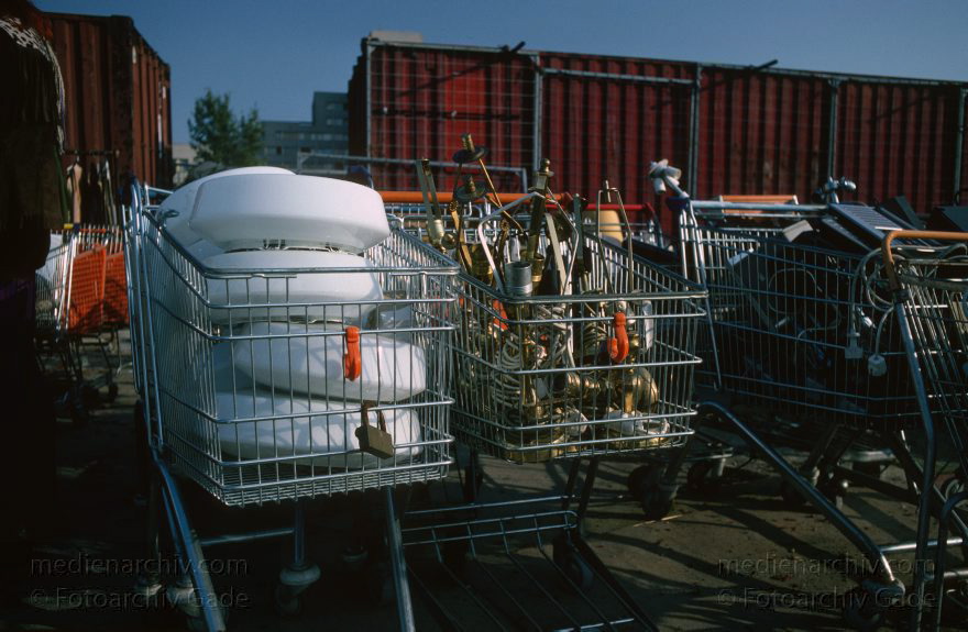 Berlin. Tiergarten. Krempelmarkt am Potsdamer Platz. Großer Flohmarkt
1991. Berlin. Mitte. Tiergarten. Krempelmarkt am Potsdamer Platz. Großer Flohmarkt
Schlüsselwörter: Berlin;Deutschland;Flohmarkt;Germany;Krempelmarkt;Potsdamer Platz;1991;Tiergarten