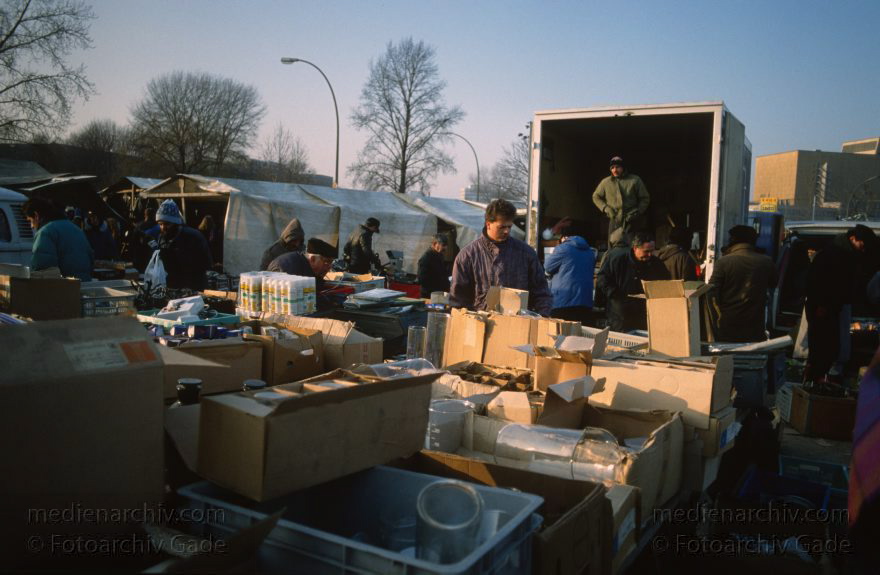 Berlin. Tiergarten. Krempelmarkt am Potsdamer Platz. Großer Flohmarkt
1991. Berlin. Mitte. Tiergarten. Krempelmarkt am Potsdamer Platz. Großer Flohmarkt
Schlüsselwörter: Berlin;Deutschland;Flohmarkt;Germany;Krempelmarkt;Potsdamer Platz;1991;Tiergarten