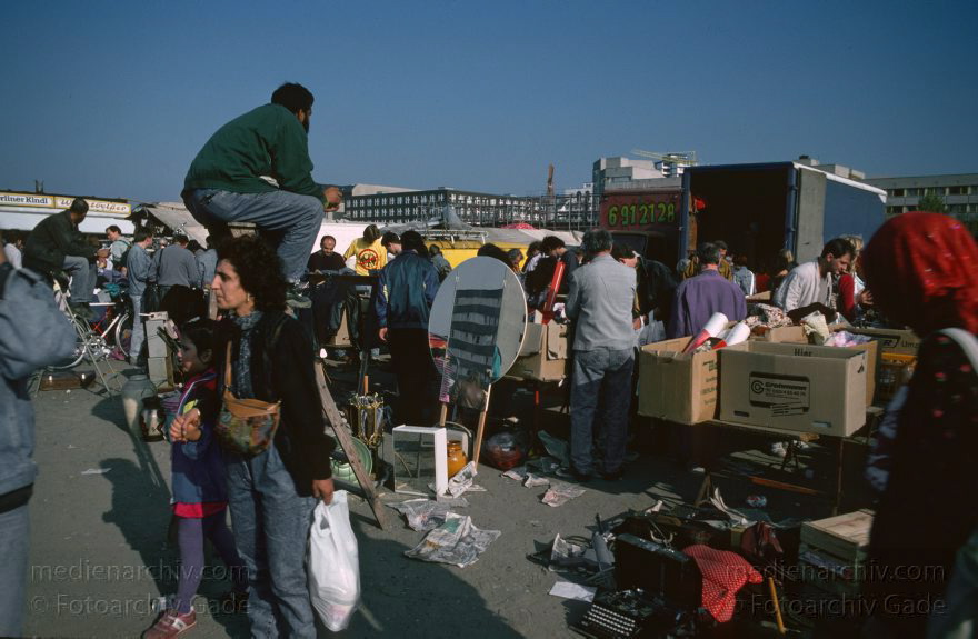 Berlin. Tiergarten. Krempelmarkt am Potsdamer Platz. Großer Flohmarkt
1991. Berlin. Mitte. Tiergarten. Krempelmarkt am Potsdamer Platz. Großer Flohmarkt
Schlüsselwörter: Berlin;Deutschland;Flohmarkt;Germany;Krempelmarkt;Potsdamer Platz;1991;Tiergarten