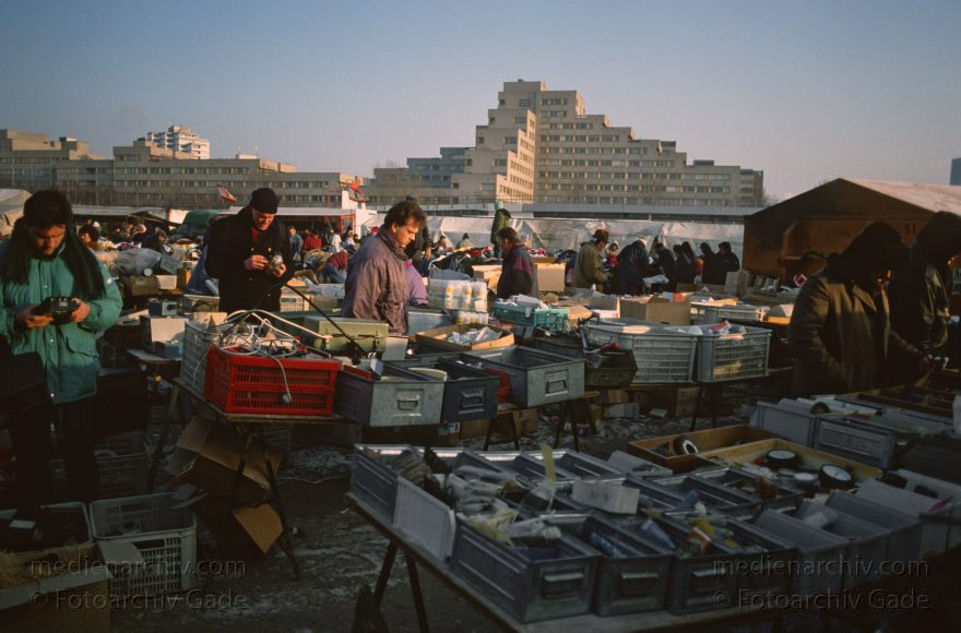 Berlin. Tiergarten. Krempelmarkt am Potsdamer Platz. Großer Flohmarkt
1991. Berlin. Mitte. Tiergarten. Krempelmarkt am Potsdamer Platz. Großer Flohmarkt
Schlüsselwörter: Berlin;Deutschland;Flohmarkt;Germany;Krempelmarkt;Potsdamer Platz;1991;Tiergarten