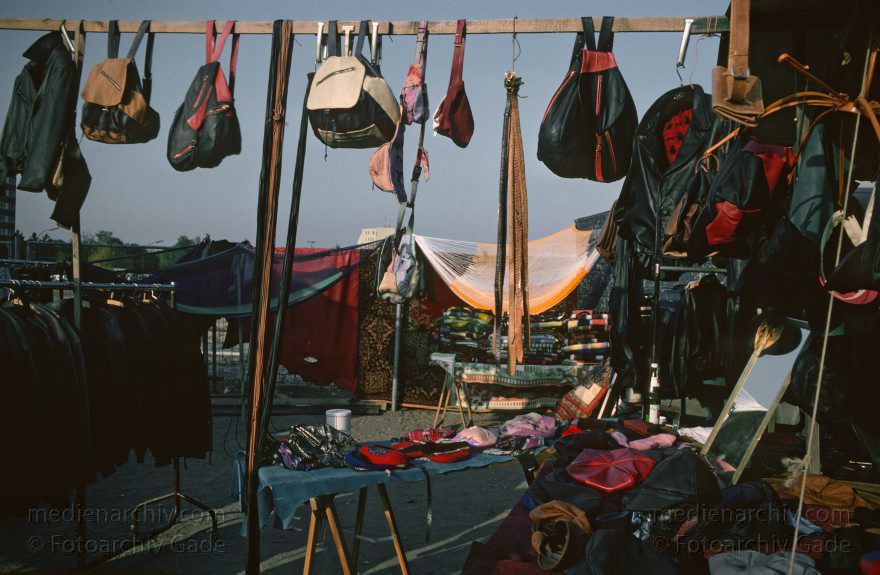 Berlin. Tiergarten. Krempelmarkt am Potsdamer Platz. Großer Flohmarkt
1991. Berlin. Mitte. Tiergarten. Krempelmarkt am Potsdamer Platz. Großer Flohmarkt
Schlüsselwörter: Berlin;Deutschland;Flohmarkt;Germany;Krempelmarkt;Potsdamer Platz;1991;Tiergarten
