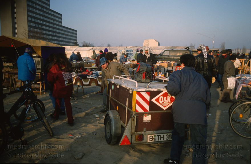 Berlin. Tiergarten. Krempelmarkt am Potsdamer Platz. Großer Flohmarkt
1991. Berlin. Mitte. Tiergarten. Krempelmarkt am Potsdamer Platz. Großer Flohmarkt
Schlüsselwörter: Berlin;Deutschland;Flohmarkt;Germany;Krempelmarkt;Potsdamer Platz;1991;Tiergarten