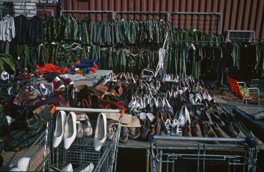 Berlin. Tiergarten. Krempelmarkt am Potsdamer Platz. Großer Flohmarkt
1991. Berlin. Mitte. Tiergarten. Krempelmarkt am Potsdamer Platz. Großer Flohmarkt
Schlüsselwörter: Berlin;Deutschland;Flohmarkt;Germany;Krempelmarkt;Potsdamer Platz;1991;Tiergarten