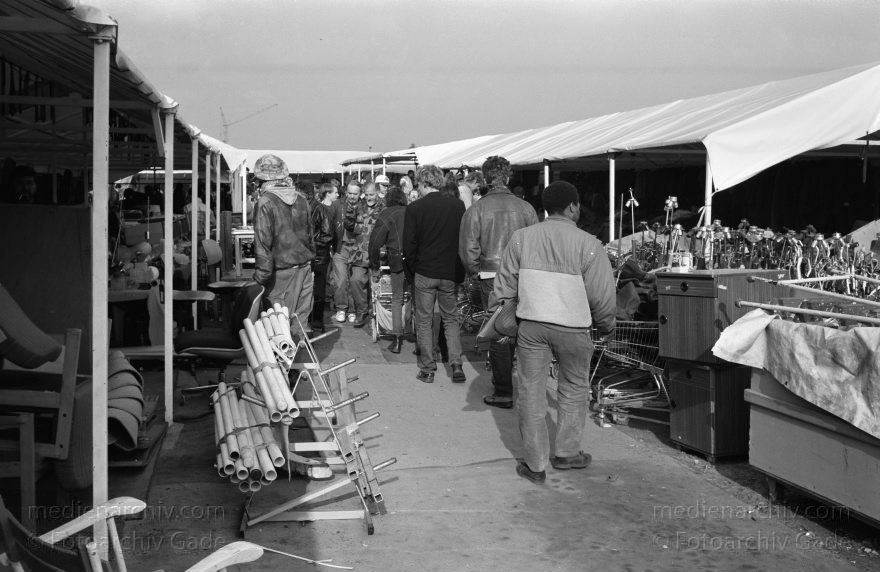 Berlin. Tiergarten. Nähe Potsdamer Platz. Flohmarkt. Krempelmarkt
Oktober 1992. Berlin. Mitte. Tiergarten. Nähe Potsdamer Platz. Flohmarkt. Krempelmarkt
Schlüsselwörter: Berlin;Deutschland;Flohmarkt;Germany;Potsdamer Platz;1992;Tiergarten