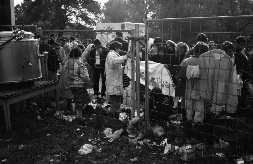 Berlin. Tiergarten. Nähe Potsdamer Platz. Flohmarkt. Krempelmarkt. Polnische Händler
Oktober 1992. Berlin. Mitte. Tiergarten. Nähe Potsdamer Platz. Flohmarkt. Krempelmarkt. Polnische Händler außerhalb des regulären Flohmarktgeländes.
Schlüsselwörter: Berlin;Deutschland;Flohmarkt;Germany;Krempelmarkt;Potsdamer Platz;1992;Tiergarten