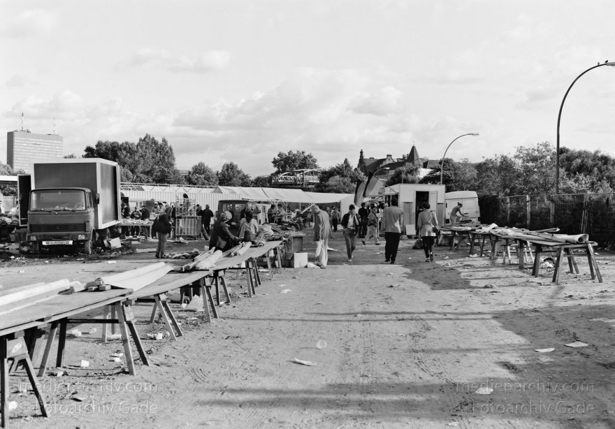 Berlin. Tiergarten. Flohmarkt am Potsdamer Platz. Krempelmarkt
6. September 1992. Berlin. Mitte. Tiergarten. Flohmarkt am Potsdamer Platz. Auf dem berüchtigten Krempelmarkt werden viele Industrie- und Haushaltswaren angeboten. Herkunft: fragwürdig
Schlüsselwörter: Berlin;Deutschland;Flohmarkt;Germany;Krempelmarkt;Potsdamer Platz;1992;Tiergarten