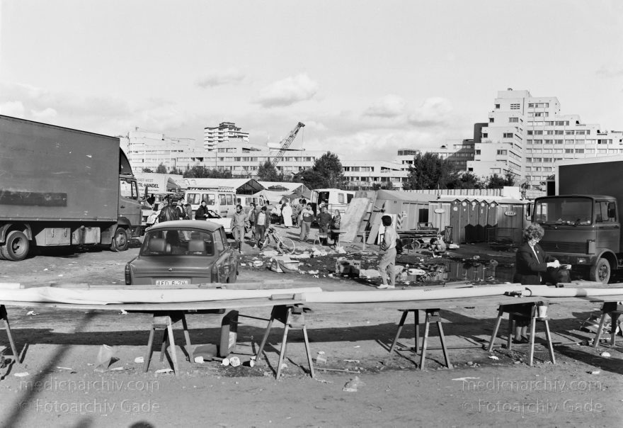 Berlin. Tiergarten. Flohmarkt am Potsdamer Platz. Krempelmarkt
6. September 1992. Berlin. Mitte. Tiergarten. Flohmarkt am Potsdamer Platz. Auf dem berüchtigten Krempelmarkt werden viele Industrie- und Haushaltswaren angeboten. Herkunft: fragwürdig
Schlüsselwörter: Berlin;Deutschland;Flohmarkt;Germany;Krempelmarkt;Potsdamer Platz;1992;Tiergarten