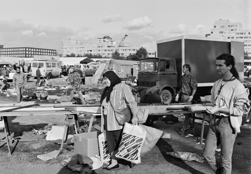 Berlin. Tiergarten. Flohmarkt am Potsdamer Platz. Krempelmarkt
6. September 1992. Berlin. Mitte. Tiergarten. Flohmarkt am Potsdamer Platz. Auf dem berüchtigten Krempelmarkt werden viele Industrie- und Haushaltswaren angeboten. Herkunft: fragwürdig
Schlüsselwörter: Berlin;Deutschland;Flohmarkt;Germany;Krempelmarkt;Potsdamer Platz;1992;Tiergarten
