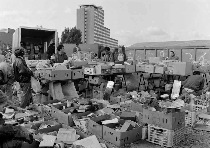 Berlin. Tiergarten. Flohmarkt am Potsdamer Platz. Krempelmarkt
6. September 1992. Berlin. Mitte. Tiergarten. Flohmarkt am Potsdamer Platz. Auf dem berüchtigten Krempelmarkt werden viele Industrie- und Haushaltswaren angeboten. Herkunft: fragwürdig
Schlüsselwörter: Berlin;Deutschland;Flohmarkt;Germany;Krempelmarkt;Potsdamer Platz;1992;Tiergarten