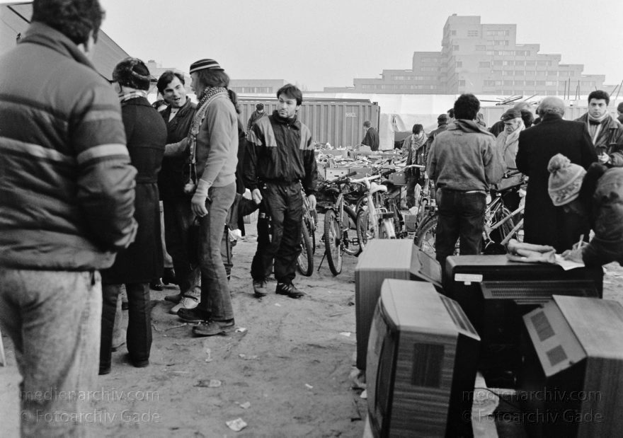 Berlin. Tiergarten. Flohmarkt am Potsdamer Platz. Krempelmarkt
6. September 1992. Berlin. Mitte. Tiergarten. Flohmarkt am Potsdamer Platz. Auf dem berüchtigten Krempelmarkt werden viele Industrie- und Haushaltswaren angeboten. Herkunft: fragwürdig
Schlüsselwörter: Berlin;Deutschland;Flohmarkt;Germany;Krempelmarkt;Potsdamer Platz;1992;Tiergarten