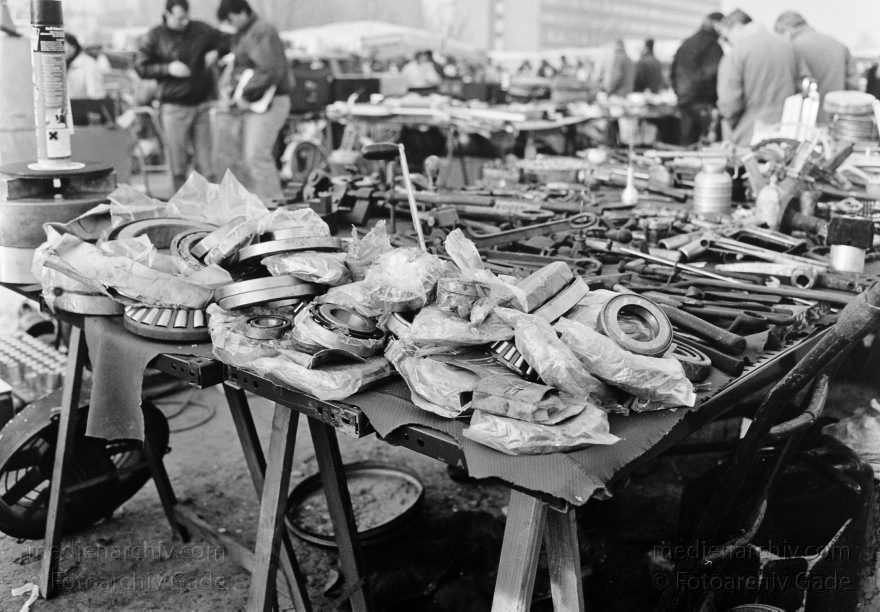 Berlin. Tiergarten. Flohmarkt am Potsdamer Platz. Krempelmarkt
6. September 1992. Berlin. Mitte. Tiergarten. Flohmarkt am Potsdamer Platz. Auf dem berüchtigten Krempelmarkt werden viele Industrie- und Haushaltswaren angeboten. Herkunft: fragwürdig
Schlüsselwörter: Berlin;Deutschland;Flohmarkt;Germany;Krempelmarkt;Potsdamer Platz;1992;Tiergarten