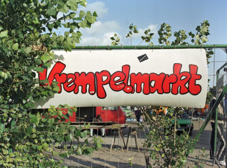 Berlin. Tiergarten. Flohmarkt - Krempelmarkt am Potsdamer Platz.
6. 09. 1992. Berlin.  Tiergarten. Flohmarkt. Krempelmarkt am Potsdamer Platz.
Schlüsselwörter: Berlin;Deutschland;Flohmarkt;Germany;Krempelmarkt;Potsdamer Platz;1992;Tiergarten
