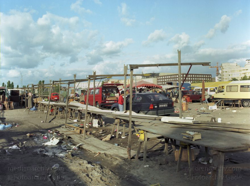 Berlin. Tiergarten. Flohmarkt - Krempelmarkt am Potsdamer Platz.
6. 09. 1992. Berlin.  Tiergarten. Flohmarkt. Krempelmarkt am Potsdamer Platz.
Schlüsselwörter: Berlin;Deutschland;Flohmarkt;Germany;Krempelmarkt;Potsdamer Platz;1992;Tiergarten
