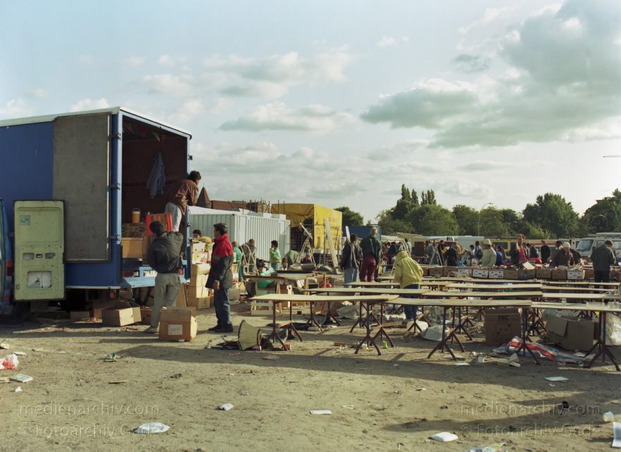 Berlin. Tiergarten. Flohmarkt - Krempelmarkt am Potsdamer Platz.
6. 09. 1992. Berlin.  Tiergarten. Flohmarkt. Krempelmarkt am Potsdamer Platz.
Schlüsselwörter: Berlin;Deutschland;Flohmarkt;Germany;Krempelmarkt;Potsdamer Platz;1992;Tiergarten