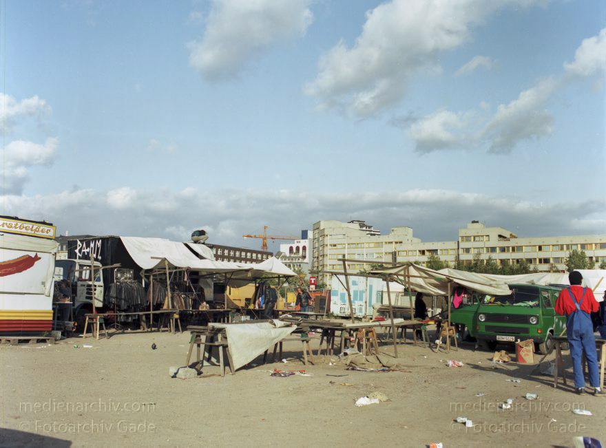 Berlin. Tiergarten. Flohmarkt - Krempelmarkt am Potsdamer Platz.
6. 09. 1992. Berlin.  Tiergarten. Flohmarkt. Krempelmarkt am Potsdamer Platz.
Schlüsselwörter: Berlin;Deutschland;Flohmarkt;Germany;Krempelmarkt;Potsdamer Platz;1992;Tiergarten