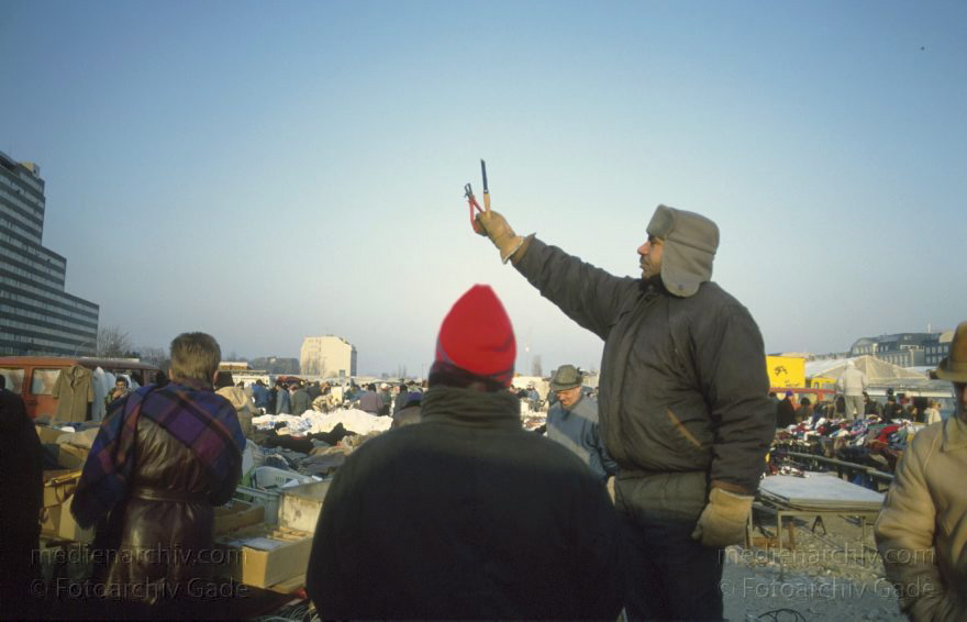 Berlin. Krempelmarkt am Potsdamer Platz. Flohmarkt. Ein Händler bietet seine Ware an.
November 1993. Berlin. Krempelmarkt am Potsdamer Platz. Flohmarkt. Ein Händler bietet seine Ware an.
Schlüsselwörter: Berlin;Deutschland;Flohmarkt;Germany;Krempelmarkt;Potsdamer Platz;193;Tiergarten