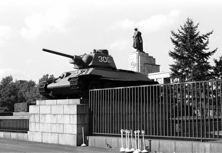 Berlin. Tiergarten. Sowjetisches Ehrenmal an der Straße des Juni
6. 10. 1987. Berlin. Mitte. Tiergarten. Sowjetisches Ehrenmal an der Straße des 17. Juni. Russischer T-34 Panzer
Schlüsselwörter: Berlin;Denkmal;Deutschland;Germany;Panzer;Sowjetisches Ehrenmal;T-34 Panzer;1987;Tiergarten;Straße des 17 Juni