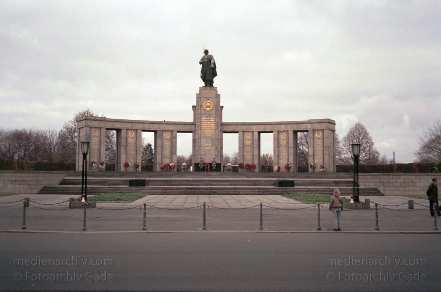 Berlin. Tiergarten. Sowjetisches Ehrenmal an der Straße des Juni
14. November 1989. Berlin. Tiergarten. Sowjetisches Ehrenmal an der Straße des 17. Juni
Schlüsselwörter: Berlin;Denkmal;Deutschland;Germany;Sowjetisches Ehrenmal;1989;Tiergarten;Straße des 17 Juni