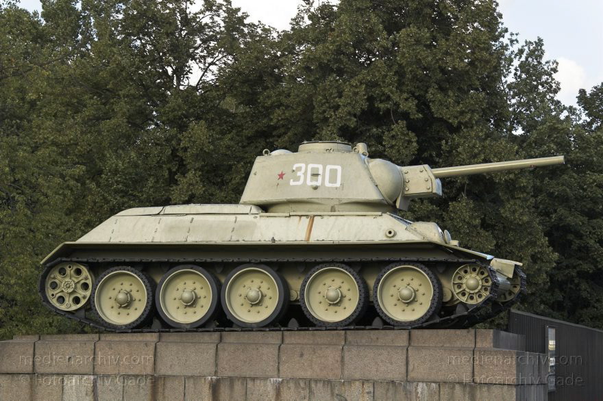 Berlin. Tiergarten. Sowjetisches Ehrenmal an der Straße des Juni
31. 7. 2005. Berlin. Mitte. Tiergarten. Sowjetisches Ehrenmal an der Straße des 17. Juni. Russischer T-34 Panzer
Schlüsselwörter: Berlin;Denkmal;Deutschland;Germany;Panzer;Sowjetisches Ehrenmal;T-34 Panzer;2005;Tiergarten;Straße des 17 Juni