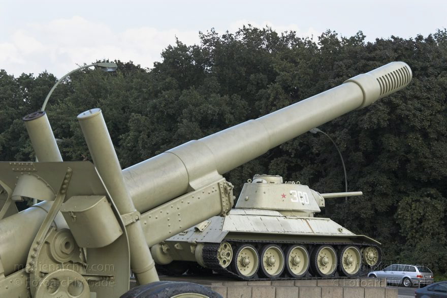 Berlin. Tiergarten. Sowjetisches Ehrenmal an der Straße des Juni
31. 7. 2005. Berlin. Mitte. Tiergarten. Sowjetisches Ehrenmal an der Straße des 17. Juni. Russischer T-34 Panzer
Schlüsselwörter: Berlin;Denkmal;Deutschland;Germany;Geschütz;Kanone;Militär;Panzer;Sowjetisches Ehrenmal;T-34 Panzer;2005;Tiergarten;Straße des 17 Juni