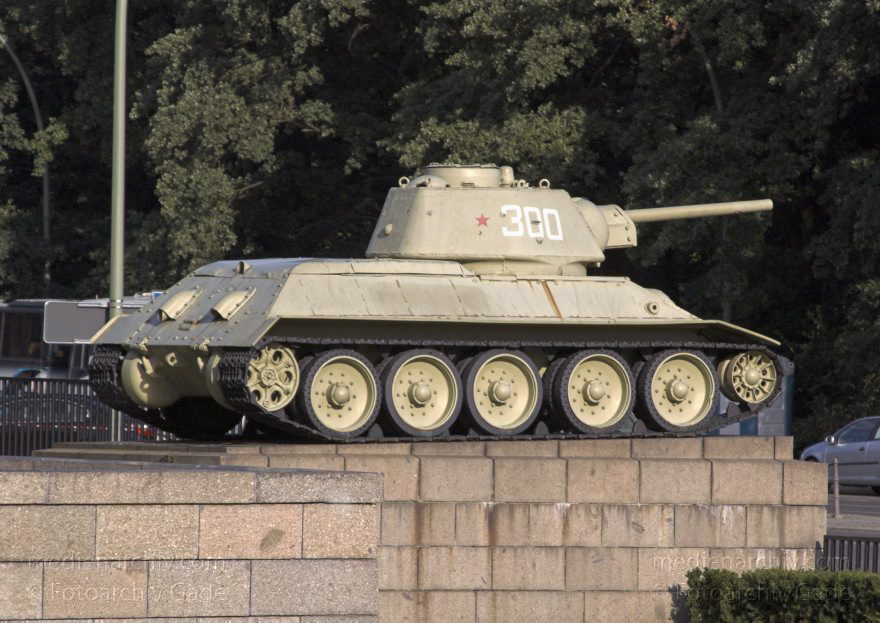 Berlin. Tiergarten. Sowjetisches Ehrenmal an der Straße des Juni
31. 7. 2005. Berlin. Mitte. Tiergarten. Sowjetisches Ehrenmal an der Straße des 17. Juni. Russischer T-34 Panzer
Schlüsselwörter: Berlin;Denkmal;Deutschland;Germany;Panzer;Sowjetisches Ehrenmal;T-34 Panzer;2005;Tiergarten;Straße des 17 Juni