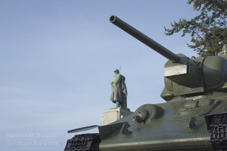 Berlin. Sowjetisches Ehrenmal. Panzer. Reichstag
18. 1. 2015. Berlin. Mitte. Tiergarten. Sowjetisches Ehrenmal. Panzer. Reichstag
Schlüsselwörter: 2015;Berlin;Mitte;Panzer;Reichstag;Sowjetisches Ehrenmal;Tiergarten;Waffen
