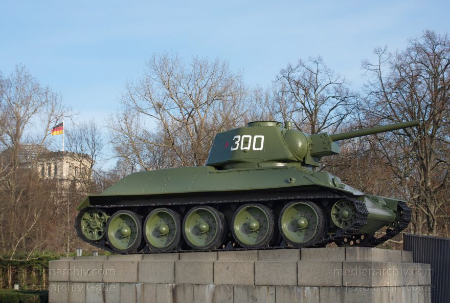 Berlin. Sowjetisches Ehrenmal. Panzer. Reichstag
18. 1. 2015. Berlin. Mitte. Tiergarten. Sowjetisches Ehrenmal. Panzer. Reichstag
Schlüsselwörter: 2015;Berlin;Mitte;Panzer;Reichstag;Sowjetisches Ehrenmal;Tiergarten;Waffen