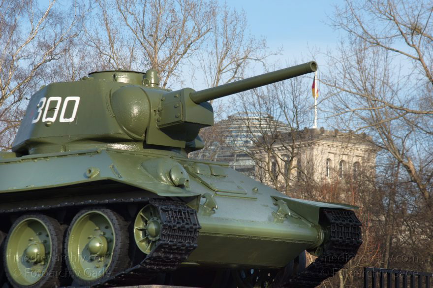 Berlin. Sowjetisches Ehrenmal. Panzer. Reichstag
18. 1. 2015. Berlin. Mitte. Tiergarten. Sowjetisches Ehrenmal. Panzer. Reichstag
Schlüsselwörter: 2015;Berlin;Mitte;Panzer;Reichstag;Sowjetisches Ehrenmal;Tank;Tiergarten;Waffen;War
