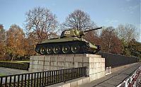 Berlin-Mitte-Tiergarten-Sowjetisches-Ehrenmal-19901027-08.jpg