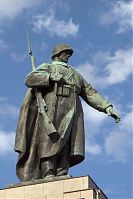 Berlin-Mitte-Tiergarten-Sowjetisches-Ehrenmal-20050731-15.jpg