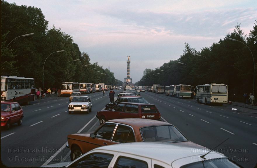 Berlin. Tiergarten. Polen machen ihre Geschäfte inBerlin. Busse an der Straße des Juni
2. 10. 1990. Berlin. Mitte. Tiergarten. Polen machen ihre Geschäfte in Berlin.  Busse an der Straße des 17. Juni
Schlüsselwörter: Berlin;Deutschland;Germany;Polen;Straße des 17. Juni;1990;Tiergarten;Str des 17. Juni