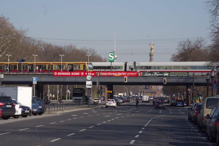 Berlin. Tiergarten. S-Bahn. Siegessäule. Straße des Juni
13. 3. 2014. Berlin. Tiergarten. S-Bahn. Siegessäule. Straße des 17. Juni.
Schlüsselwörter: Berlin;Mitte;S-Bahn;Siegessäule;Straße des 17. Juni;2014;Tiergarten;Str des 17. Juni