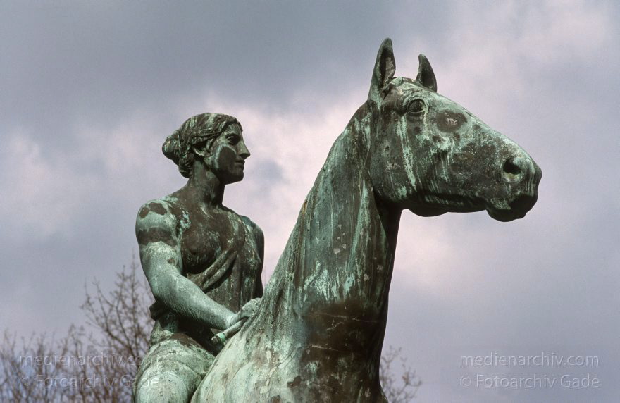 Berlin. Tiergarten. Bronzeskulptur. Frau auf einem Pferd im Park. Reiterin. Reiten.
Januar 1992. Berlin. Mitte. Tiergarten. Bronzeskulptur. Frau auf einem Pferd im Park. Reiterin. Reiten.
Schlüsselwörter: Berlin;Bronzeskulptur;Deutschland;Frau;Germany;Pferd;Reiten;Reiterin;1992;Tiergarten