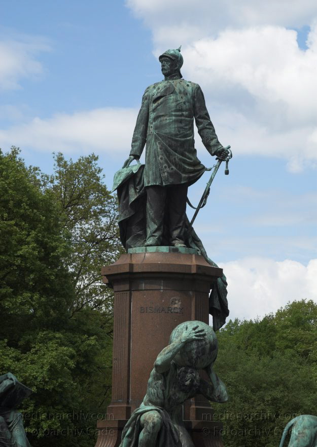 Berlin. Tiergarten. Nationaldenkmal für den ersten Kanzler des Deutschen Reiches Otto Fürst von Bismarck
4. 5. 2008. Berlin. Mitte. Tiergarten. Nationaldenkmal für den ersten Kanzler des Deutschen Reiches Otto Fürst von Bismarck von Reinhold  Begas. Fertigstellung 1906
Schlüsselwörter: Berlin;Bismarck, Otto Fürst von;Bismarck, Otto von;Denkmal;Deutschland;Germany;2008;Tiergarten