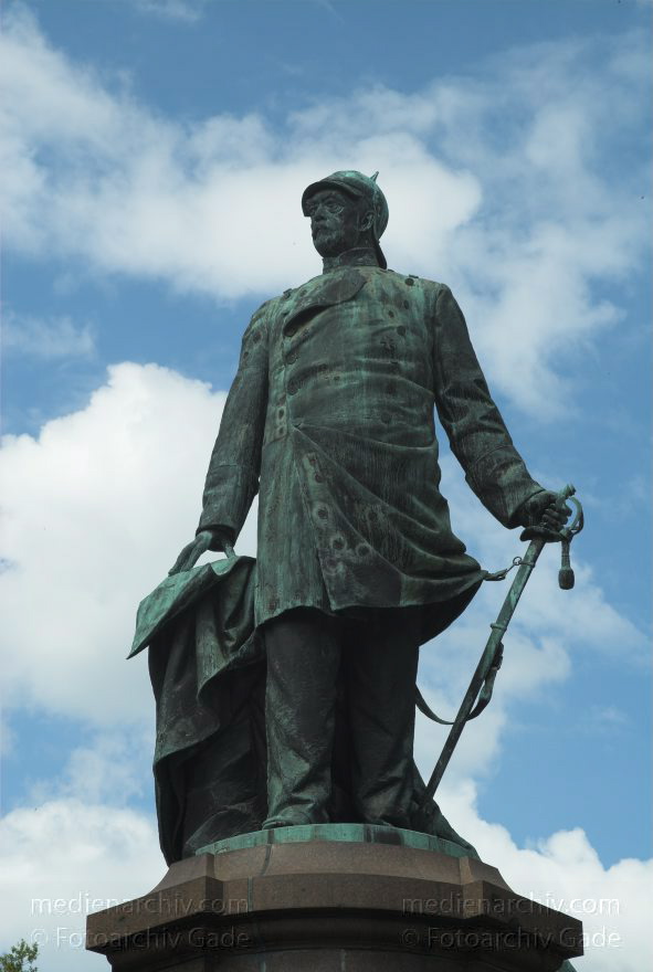 Berlin. Tiergarten. Nationaldenkmal für den ersten Kanzler des Deutschen Reiches Otto Fürst von Bismarck
4. 5. 2008. Berlin. Mitte. Tiergarten. Nationaldenkmal für den ersten Kanzler des Deutschen Reiches Otto Fürst von Bismarck von Reinhold  Begas. Fertigstellung 1906
Schlüsselwörter: Berlin;Bismarck, Otto Fürst von;Bismarck, Otto von;Denkmal;Deutschland;Germany;2008;Tiergarten