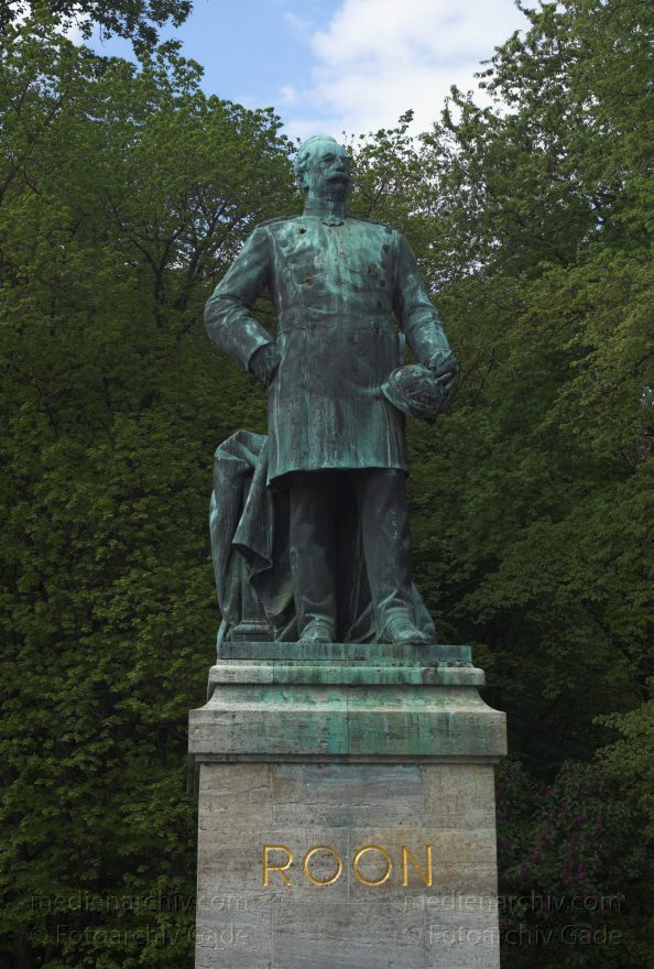 Berlin. Tiergarten. Nationaldenkmal für den ersten Kanzler des Deutschen Reiches Otto Fürst von Bismarck
4. 5. 2008. Berlin. Mitte. Tiergarten. Nationaldenkmal für den ersten Kanzler des Deutschen Reiches Otto Fürst von Bismarck von Reinhold  Begas. Fertigstellung 1906
Schlüsselwörter: Berlin;Bismarck, Otto Fürst von;Bismarck, Otto von;Denkmal;Deutschland;Germany;2008;Tiergarten