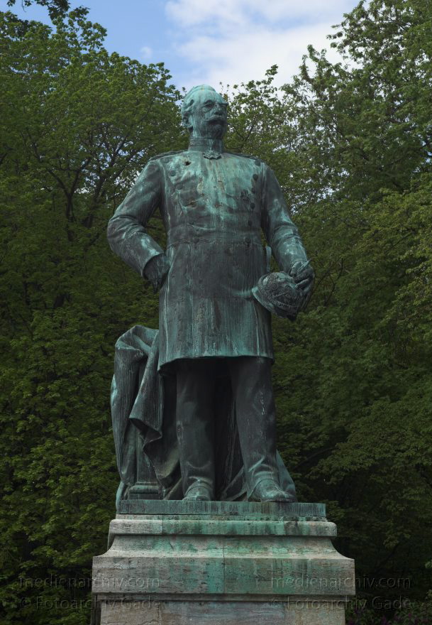 Berlin. Tiergarten. Nationaldenkmal für den ersten Kanzler des Deutschen Reiches Otto Fürst von Bismarck
4. 5. 2008. Berlin. Mitte. Tiergarten. Nationaldenkmal für den ersten Kanzler des Deutschen Reiches Otto Fürst von Bismarck von Reinhold  Begas. Fertigstellung 1906
Schlüsselwörter: Berlin;Bismarck, Otto Fürst von;Bismarck, Otto von;Denkmal;Deutschland;Germany;2008;Tiergarten